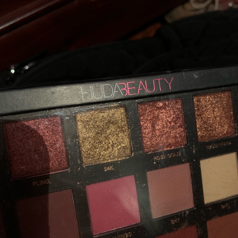 Huda beauty limited edition rose gold palette
